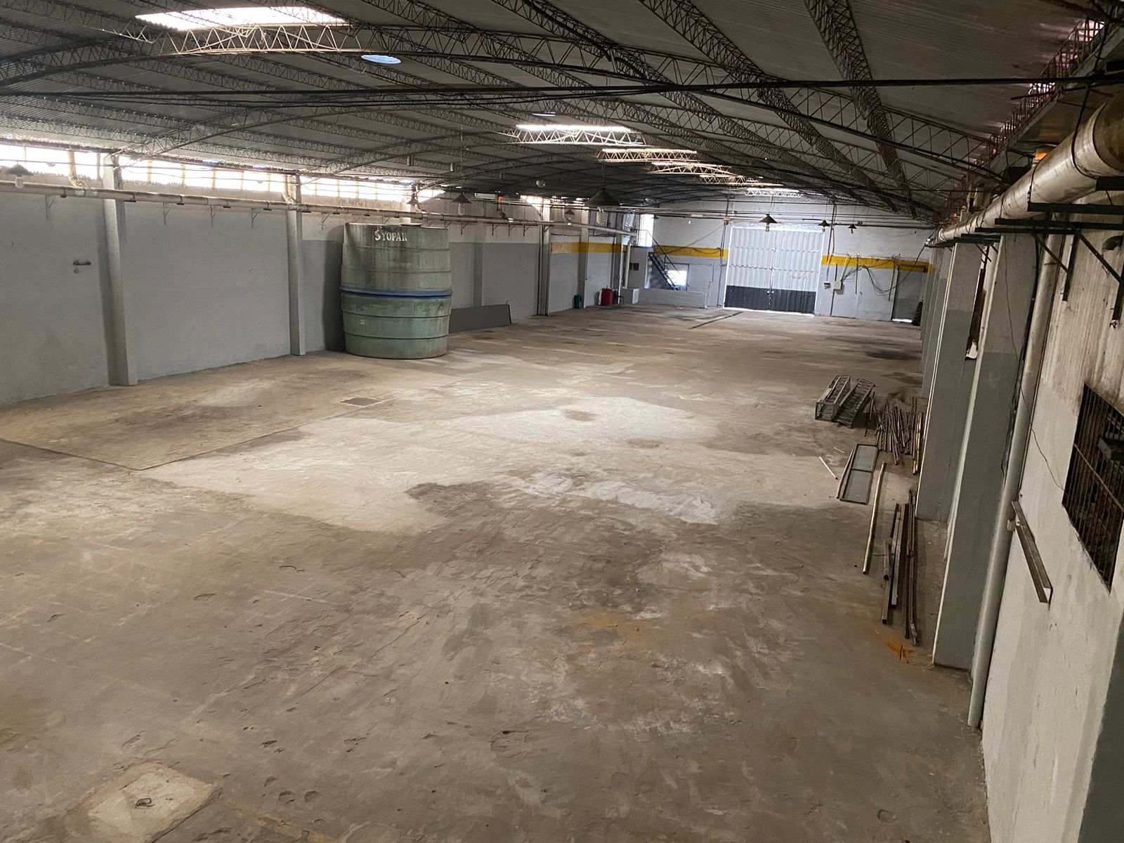 Tinglado En Madame Lynch Con 1.100 M2 Cubiertos, 300m2 Oficina, 200 M2 Libres — foto 2