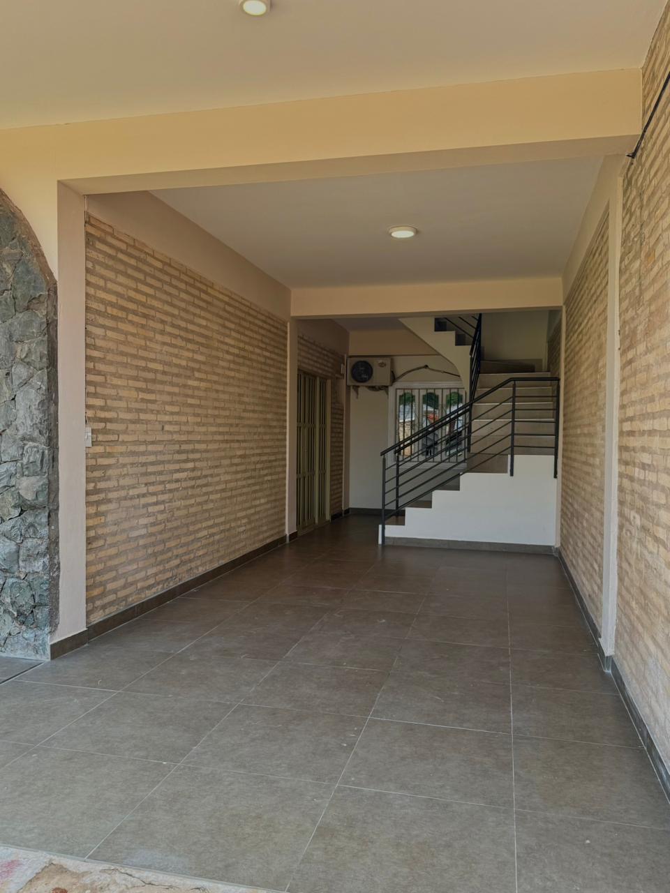 Alquilo amplia casa de 4 habitaciones en Villa Adela luque — foto 2
