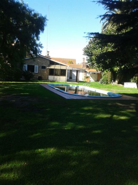 Carrasco Gran Chalet De Tejas Sobre Mones Roses