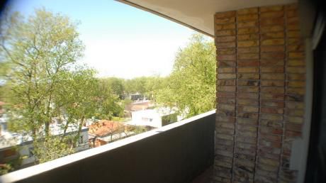 Apto En 5to Piso Al Frente Con Balcón, Vista Despejada