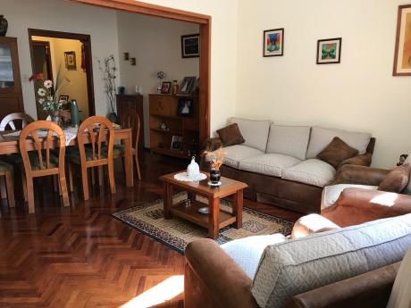 Precioso Contrafrente Con Ambientes Generosos.