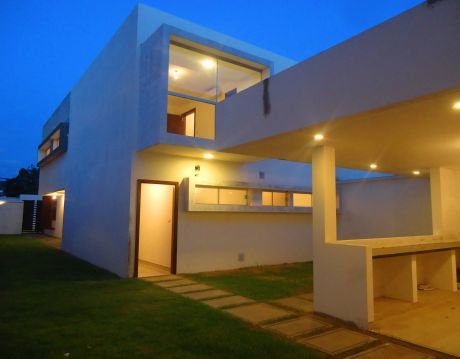 Hermosa Mansión Estilo Minimalista.