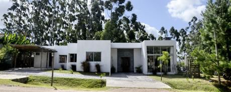 Excelente Casa En Barrio Privado, 3 Dormitorios Piscina Y Barbacoa.