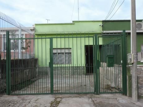 Casa Al Frente, Fondo, Jardin...cochera !!