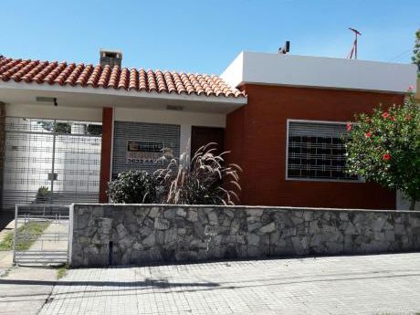 Sólida Construcción En Impecable Estado