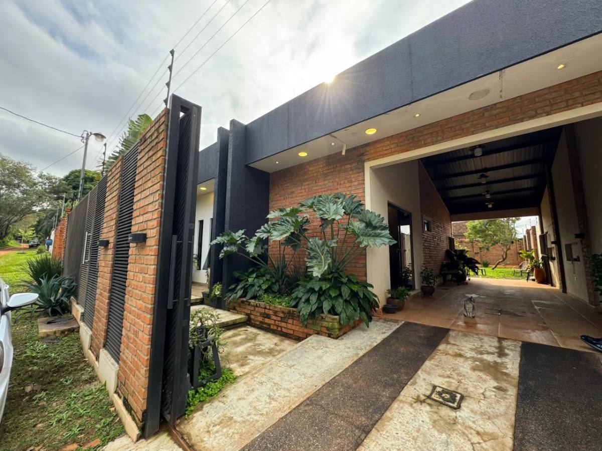 EN VENTA moderna casa en Capiata Ruta 1