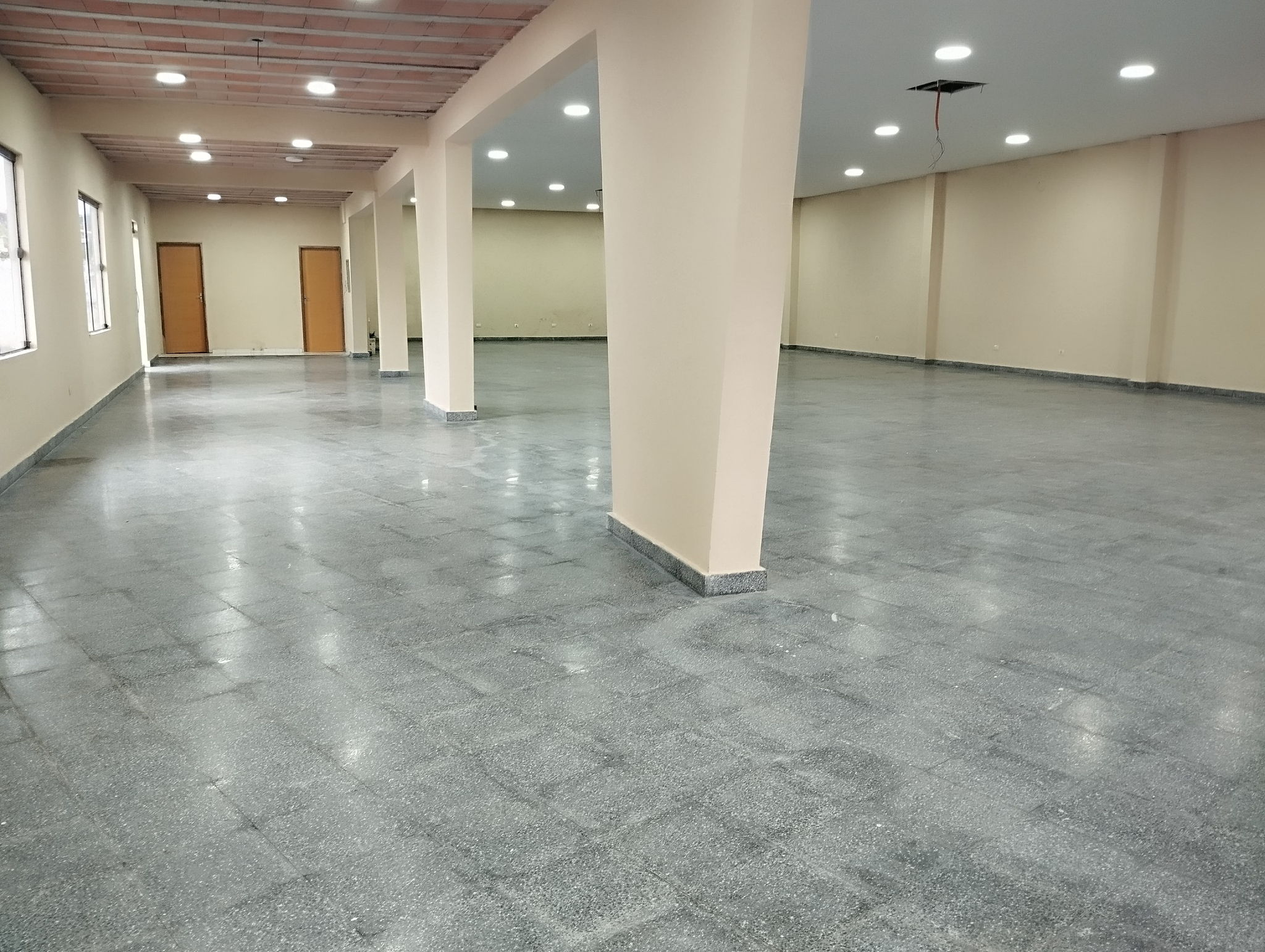 EN ALQUILER AMPLIO SALON A ESTRENAR SAN LORENZO — foto 3