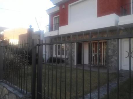 Dos Plantas! Con 210 M² Construidos! A 3 Cuadras De La Rambla!