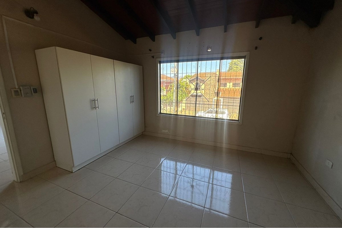 Casa-Alquiler- San Vicente, Asunción — foto 3