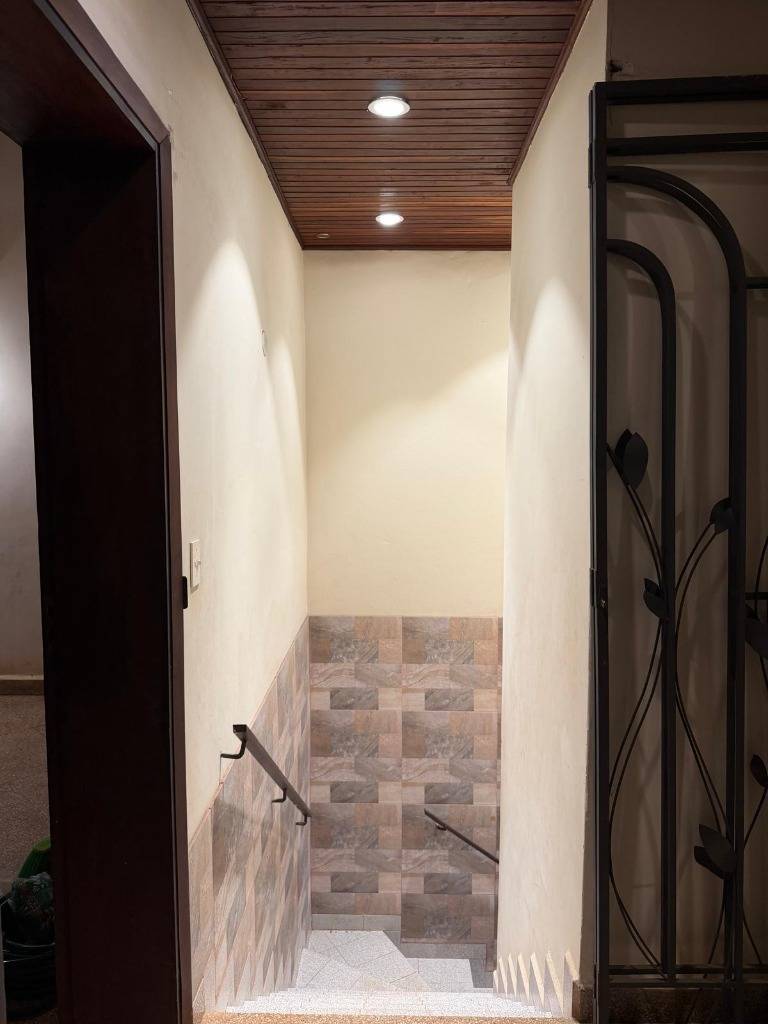 CASA EN BARRIO MBURUCUYÁ – SOBRE AV. SANTÍSIMA TRINIDAD — foto 2