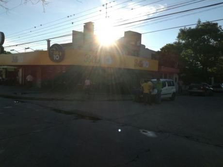 Casa Con Un Amplio Espacio Comercial Ubicado A Escasos Pasos De La Av. Busch!!