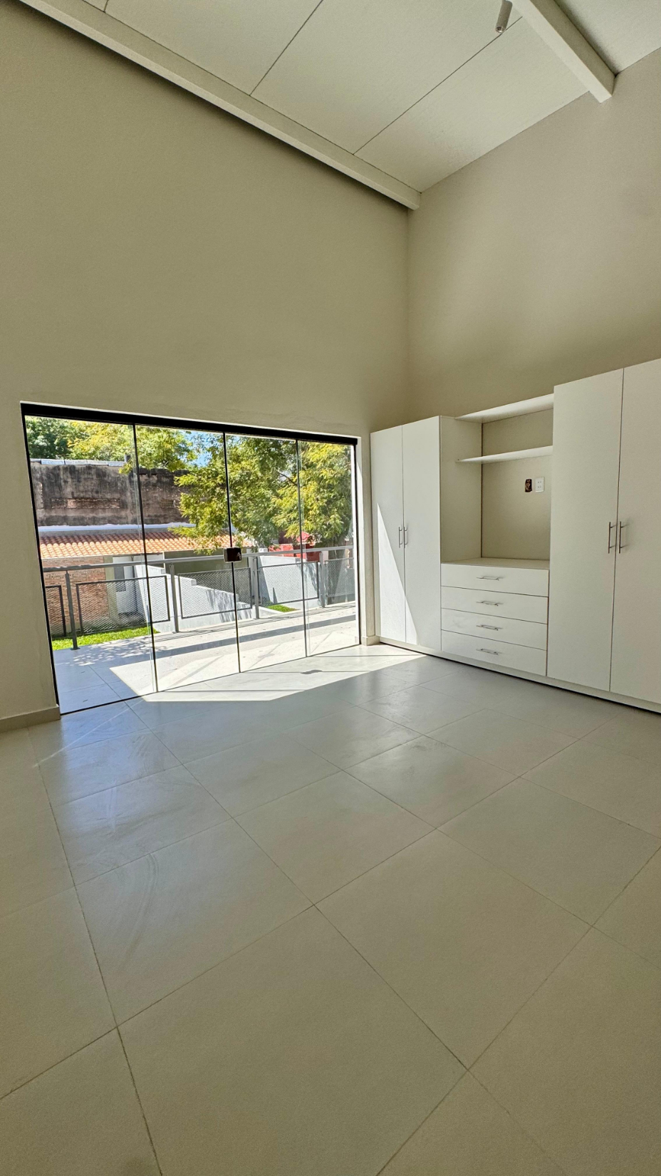DÚPLEX A ESTRENAR – AMPLIOS, LUMINOSOS Y BIEN UBICADOS — foto 2