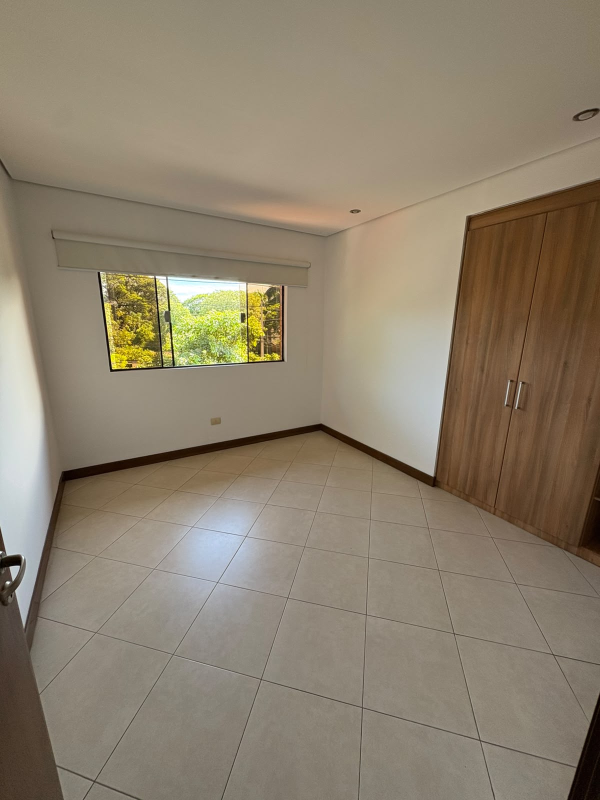Alquilo Residencia Premium en Mburucuyá | 3 Dormitorios | Gs. 14 Millones — foto 3