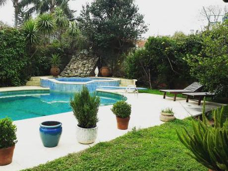 Casa En Carrasco Sur, De 320 Mts, 800 Mts De Terreno, 25 Mts De Frente.