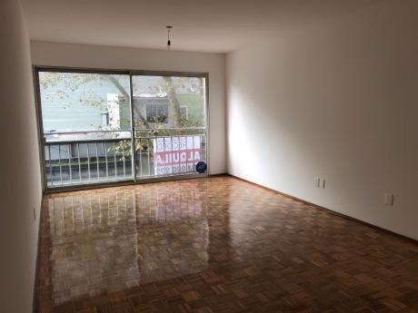 Apartamento De 2 Dormitorios En Barrio Sur Con Garage