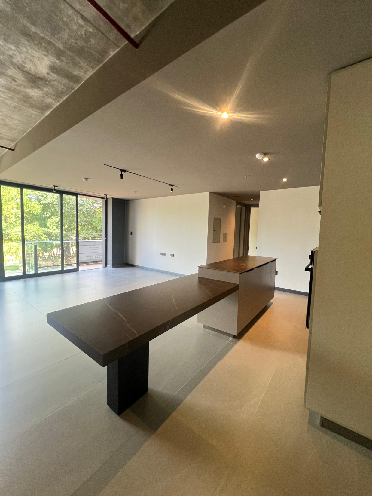 Amplio Departamento De 2 Dormitorios En Alquiler O Venta En Herrera. — foto 3