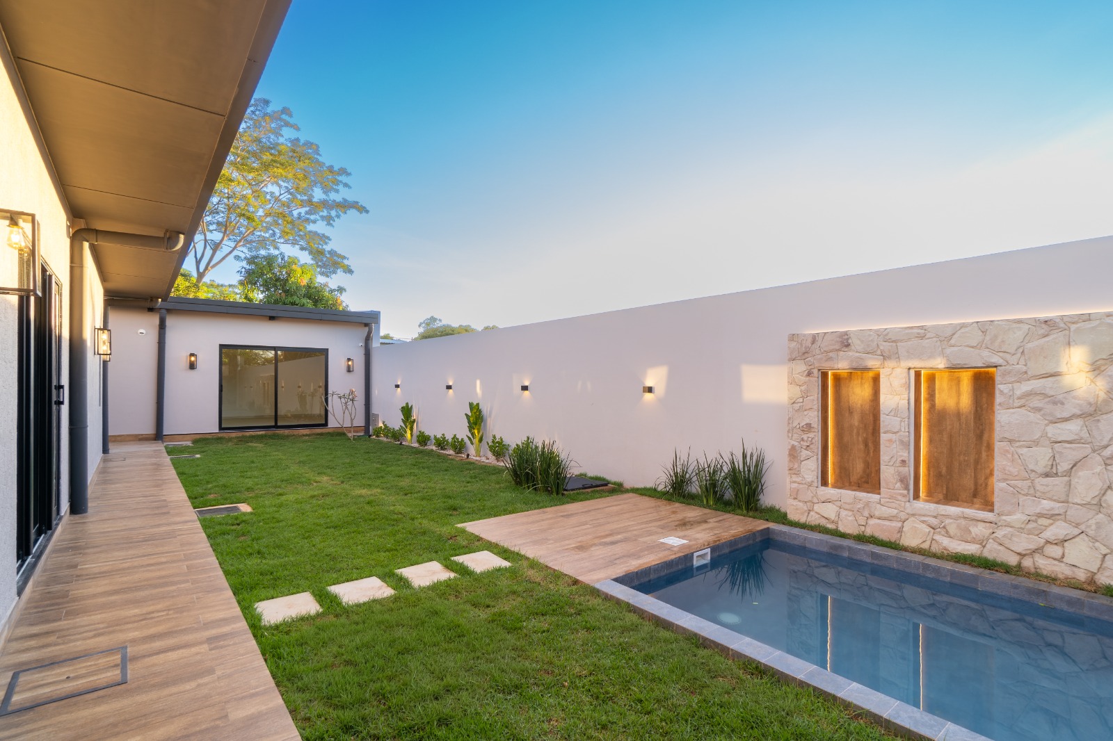 CASA EN ALQUILER CON PISCINA Y QUINCHO EN CONDOMINIO – ZONA AEROPUERTO — foto 2