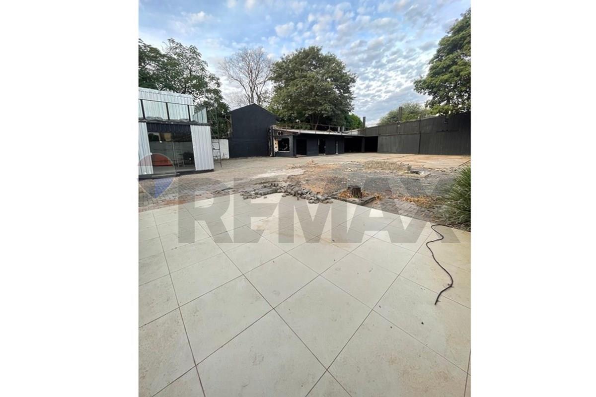 ALQUILER DE SHOWROOM CON OFICINAS Y DEPÓSITO EN LOS LAURELES — foto 2