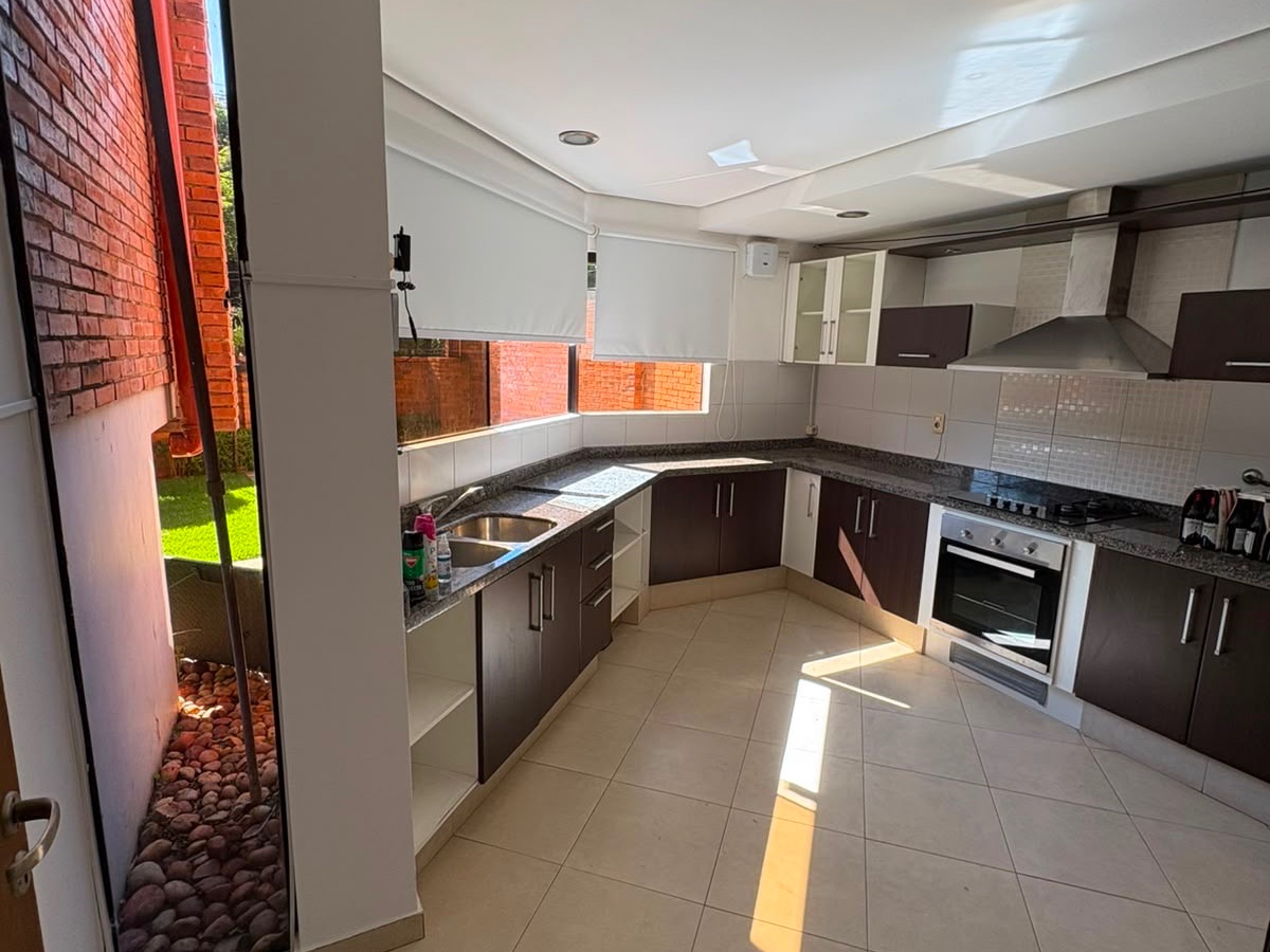 ALQUILER DE CASA MODERNA EN BARRIO MBURUCUYA — foto 3