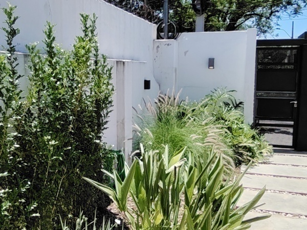 LOS LAURELES! IMPORTANTE RESIDENCIA EN ALQUILER — foto 3