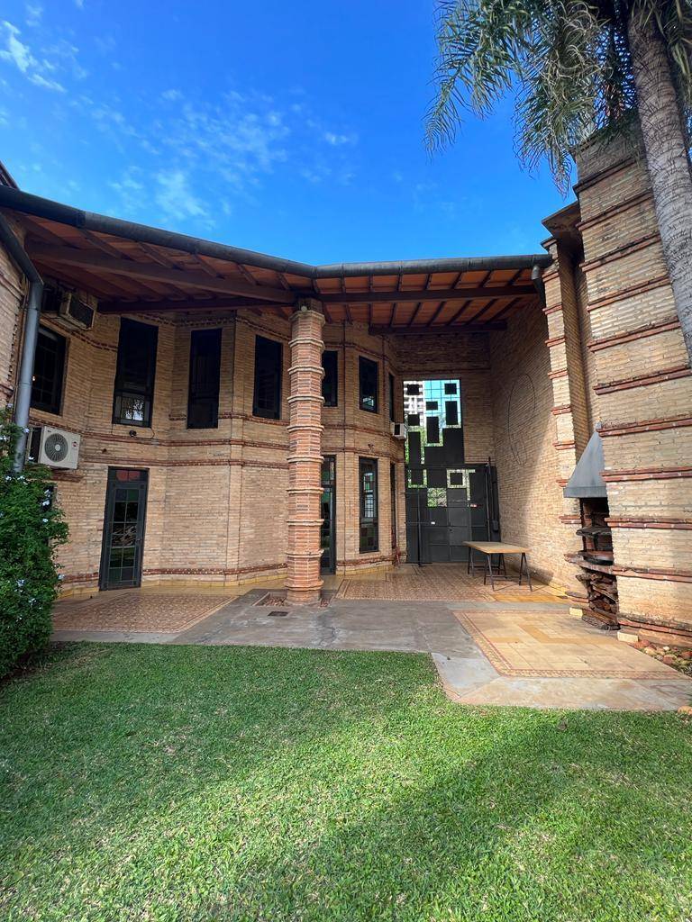 ALQUILO RESIDENCIA CON ARQUITECTURA UNICA - MBURUCUYA — foto 2