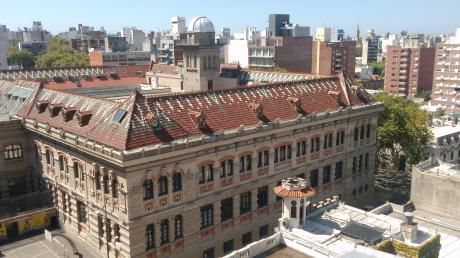 Guayabos Y Frugoni, Equipado, A Metros De 18 De Julio, Detrás De Fac. De Derecho