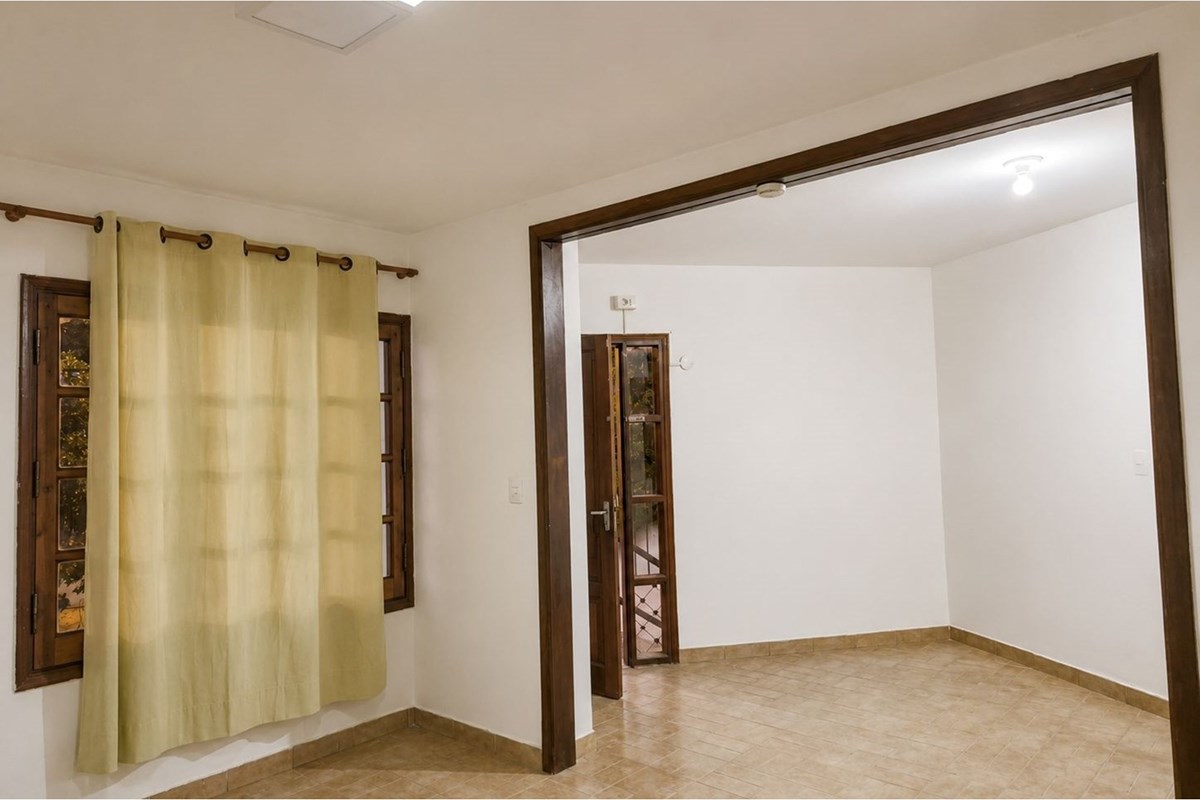 Depósito con Oficinas en Alquiler | Barrio Jara | 4 Cocheras — foto 2