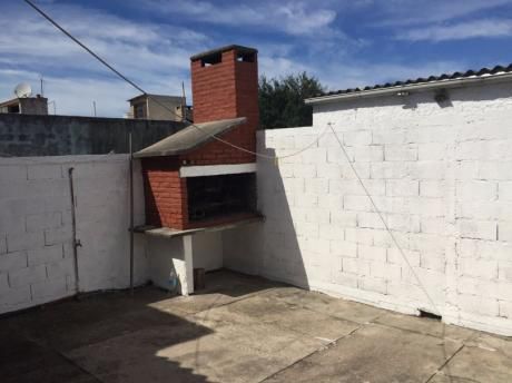 Casa Con Gran Depósito Y Entrada Independiente