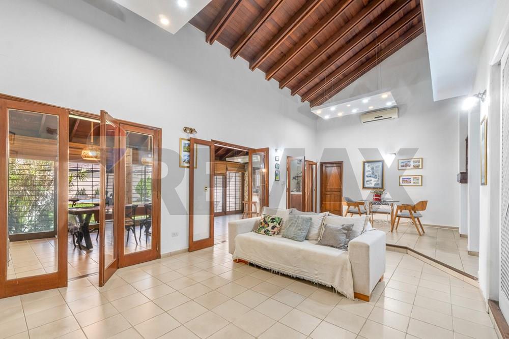 EN VENTA AMPLIA CASA ENEL CORAZON DEL BO HERRERA DE ASU — foto 2