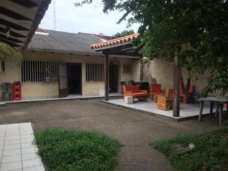 Casa En Venta En Av Alemana Pasando El 5to Anillo.