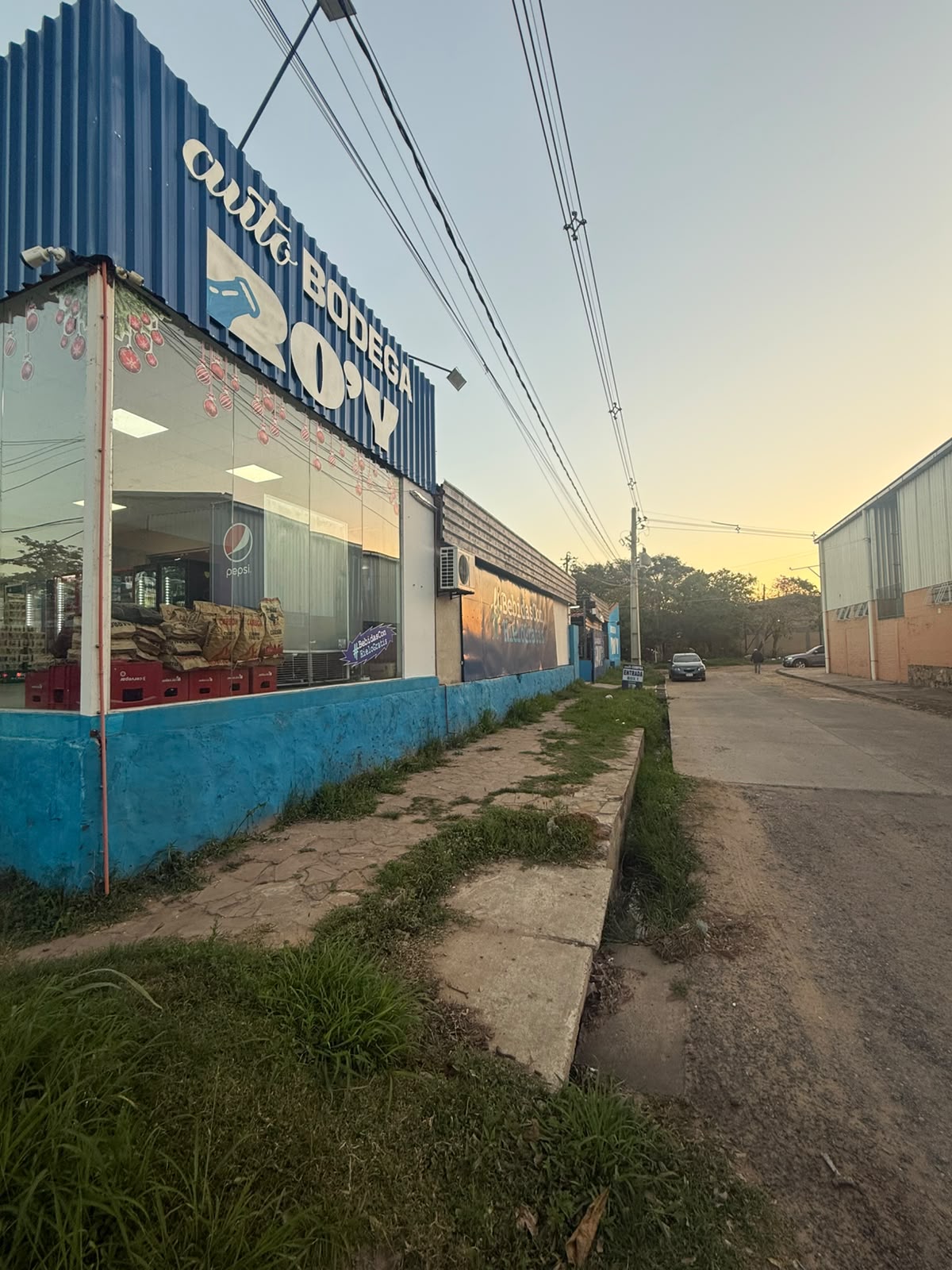 ALQUILO LOCAL COMERCIAL CON UBICACIÓN ESTRATEGICA — foto 2