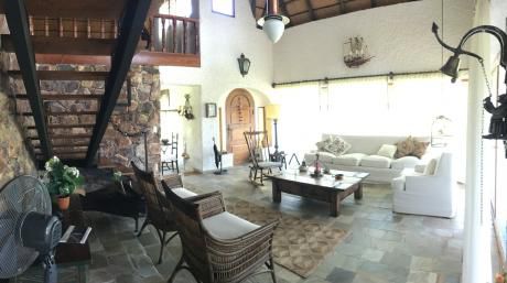 Preciosa Casa Ubicada En Zona Pinares