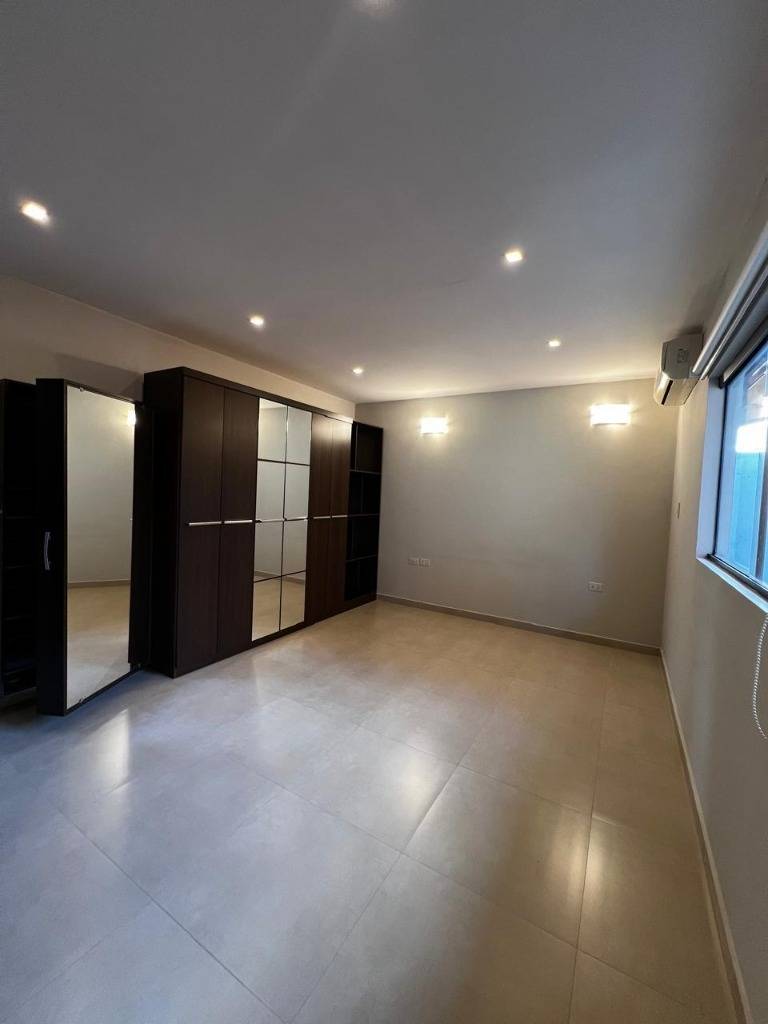 ALQUILO DUPLEX EN ESQUINA EN LAMBARÉ — foto 2