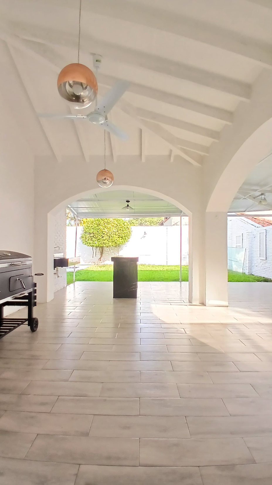 ALQUILO HERMOSA CASA DE UNA PLANTA EN LOS LAURELES — foto 3