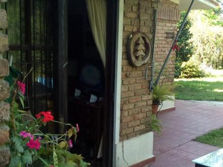 Chalet De Excelente Construcción En Buen Entorno