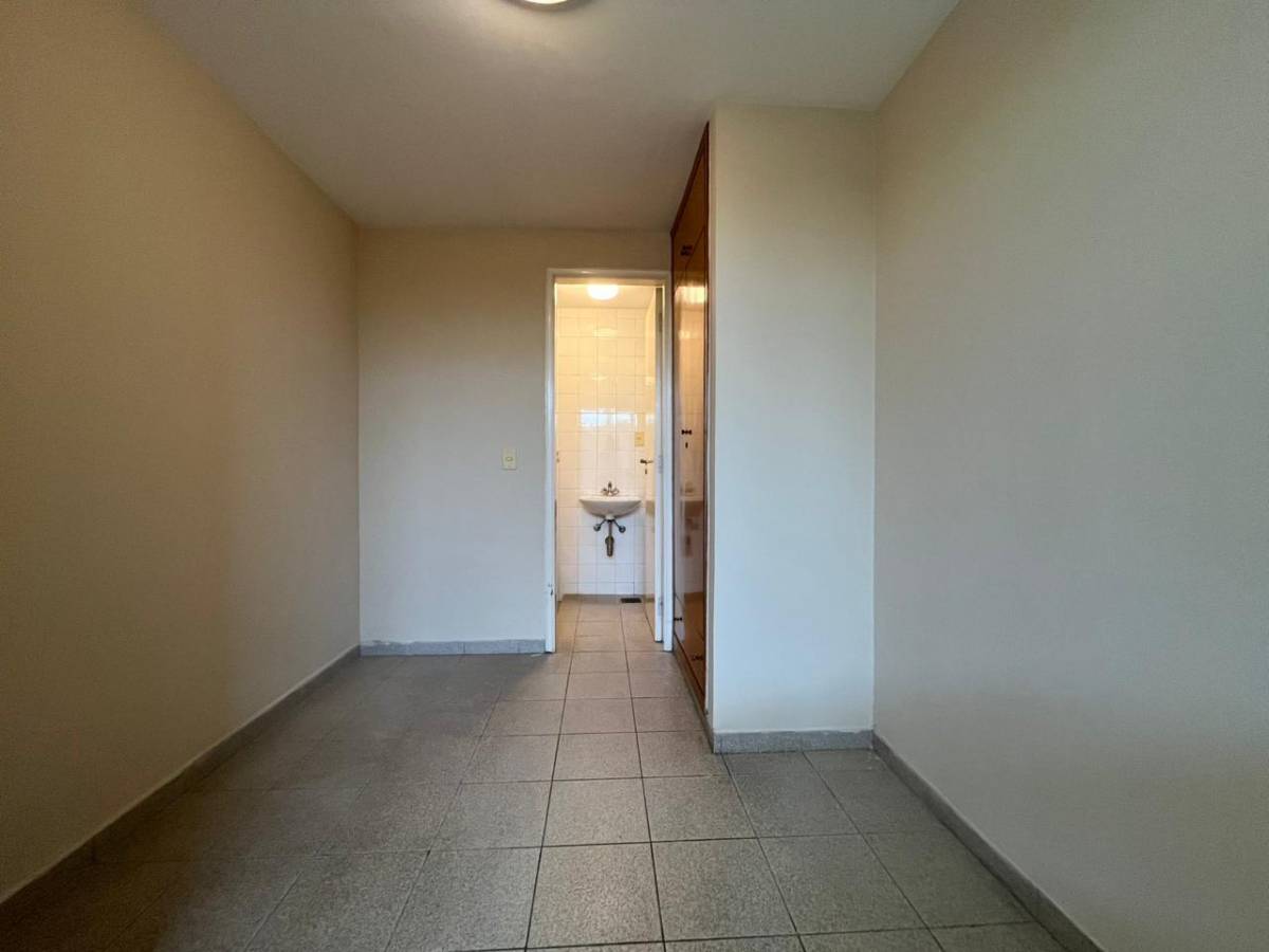 Vendo amplio departamento 3 habitaciones 2 cocheras Edificio MANORA — foto 3