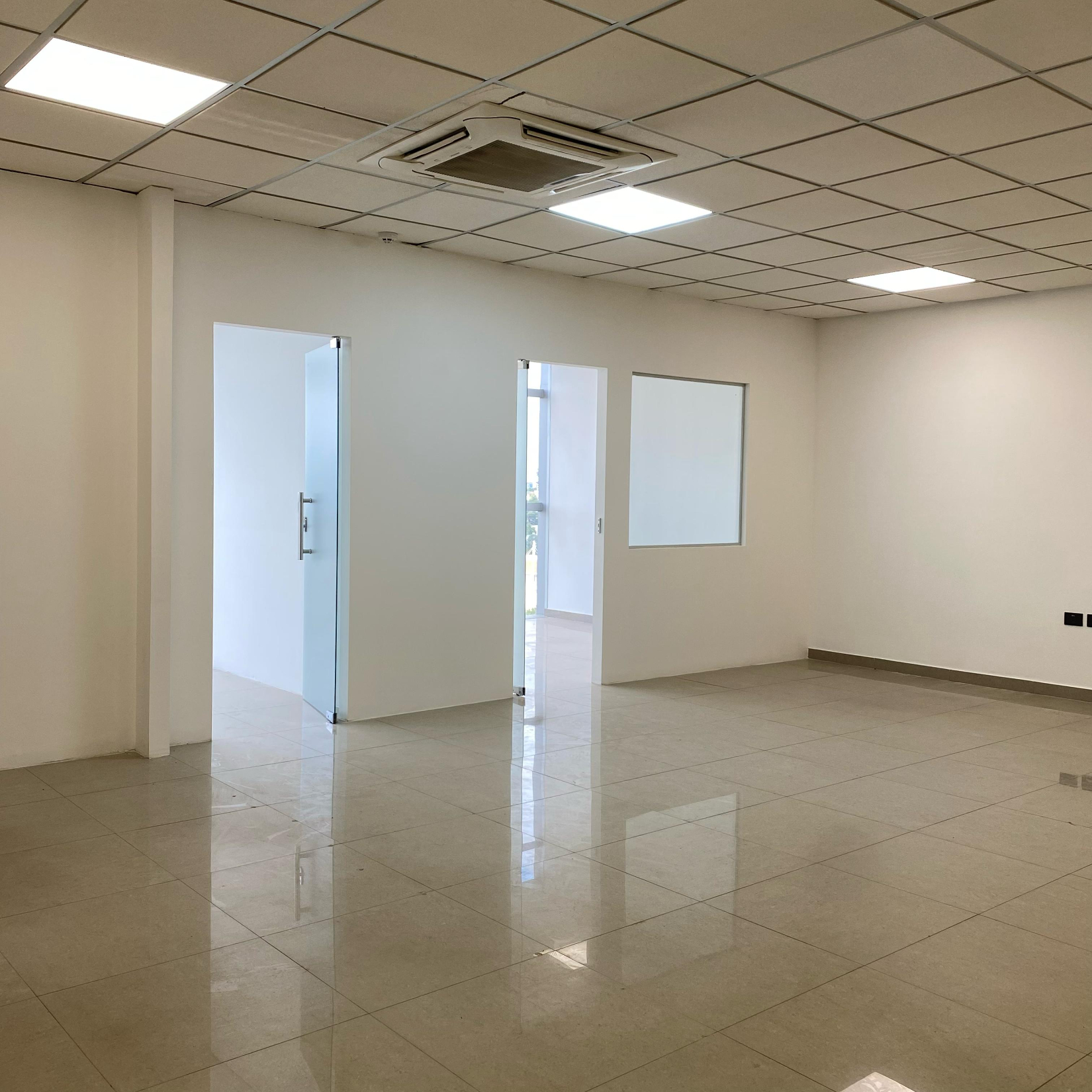 Alquilo Oficina Corporativa en Sky Center — foto 2