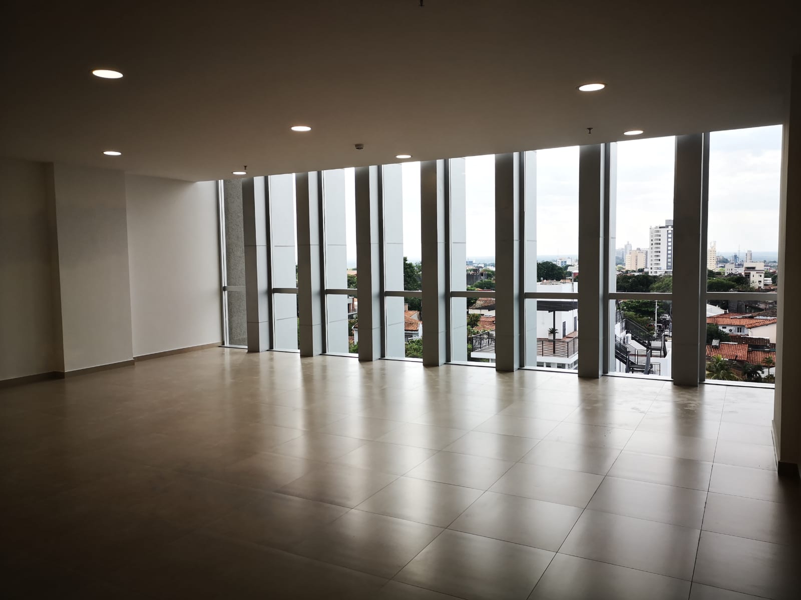 GRAN OFICINA CON COCHERA EN ELEGANTE EDIFICIO — foto 3