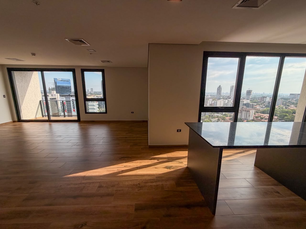 EN VENTA. AMPLIO DEPARTAMENTO EN ASUNCION - foto 3