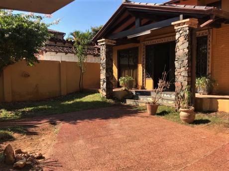 Se Vende Casa De 360 M2. En Asunción, Barrio Mburucuya