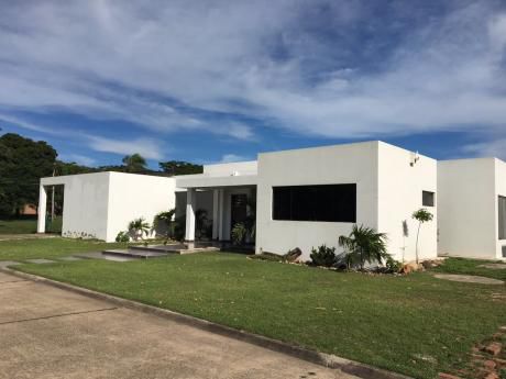 Casa En Venta Av. Banzer Km. 13 Condominio Polo Country