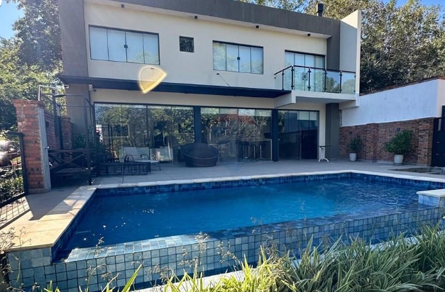 ¡Casa Moderna con Piscina en San Bernardino! — foto 3