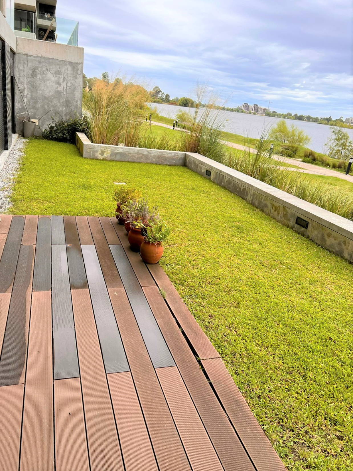 VENTA CON RENTA apartamento planta baja 3 dormitorios en Lago Mayor