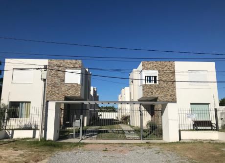 Casas En Barra De Carrasco. A Media Cuadra De La Rambla