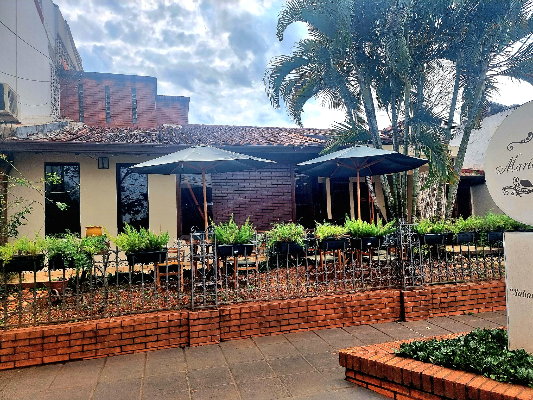 ALQUILO RESIDENCIA PARA USO COMERCIAL O RESIDENCIAL EN VILLA BANCARIA!!