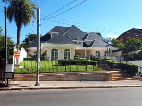 Esta Casa De Película Esta A La Venta En Barrio Las Mercedes