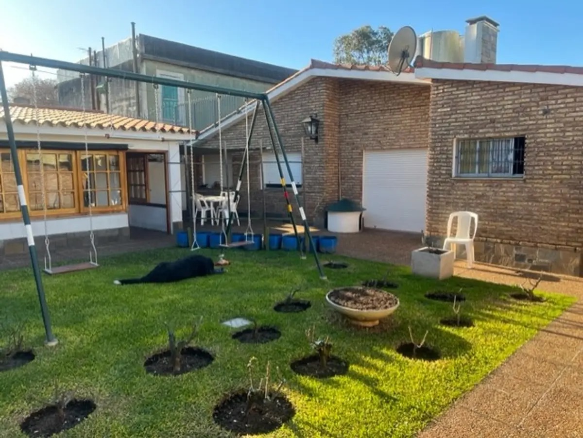 Venta Casa Lezica 3 Dormitorios Garage Parrillero Fondo