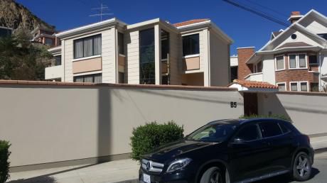 En Venta Espaciosa Casa Zona Residencial