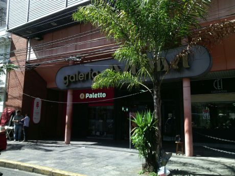 Salones Comerciales En Galeria Palma