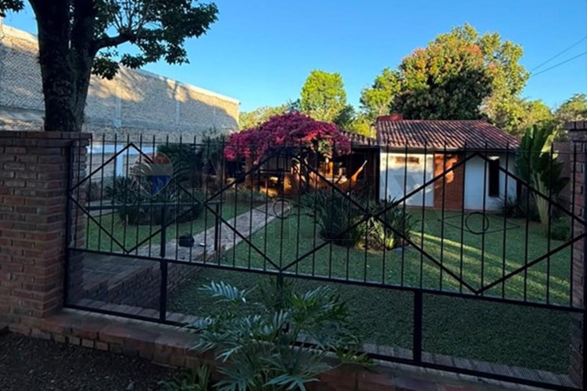 VENDO CASA EN EL CENTRO DE CAACUPE LISTA PARA HABITAR — foto 2